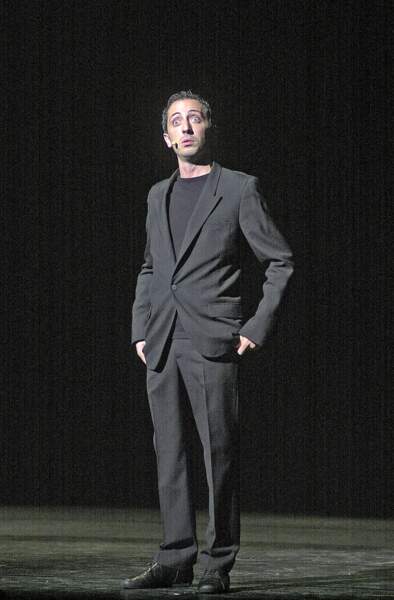 En 2005, l'humoriste de 34 ans partage l'affiche de la comédie Olé ! avec Gérard Depardieu et part en tournée pour son spectacle L'Autre c'est moi