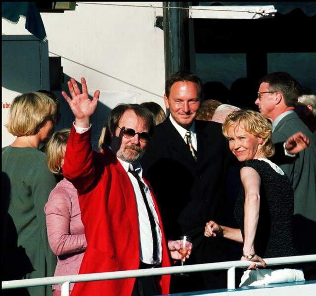 En février 1999, un consortium d'affaires offre à ABBA la somme d'un milliard de dollars pour la reformation du groupe, la création d'un nouvel album original et une tournée de spectacles d'adieux à travers le monde, ce que les membres du groupe refusent. Benny et Agnetha ont 53 et 49 ans.