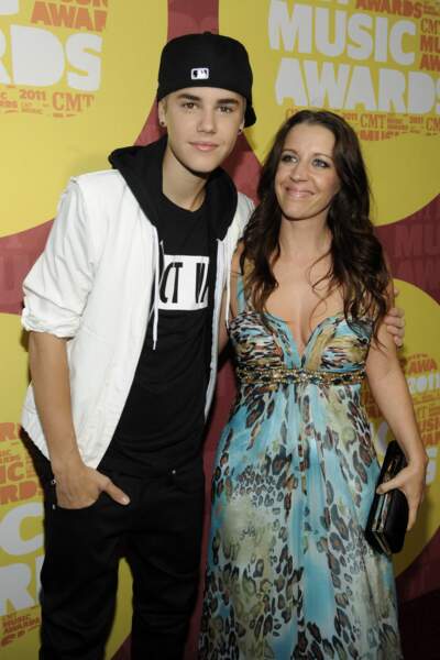 Justin Bieber et sa mère Pattie Mallette. C'est elle qui a géré le début de la carrière de son fils, elle a aujourd'hui 47 ans. 