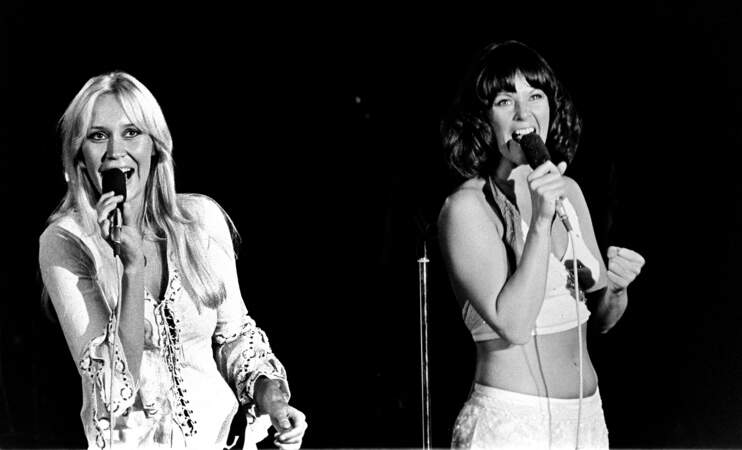 Agnetha (à gauche, 25 ans) enregistre un album solo, Elva kvinnor i ett hus, en 1975. Durant la même année Anni-Frid (à droite, 30 ans) sort un troisième album solo en suédois, Frida Ensam. 
