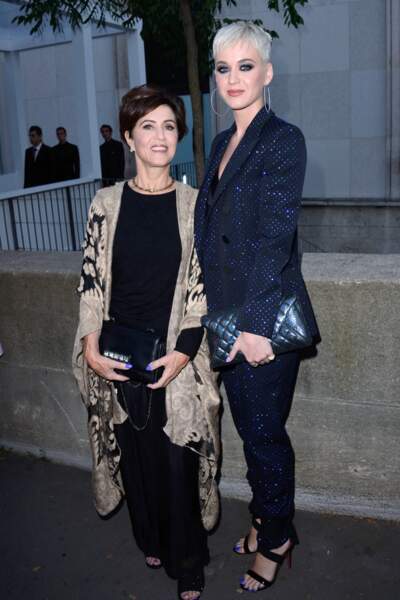 Katy Perry et sa mère Mary Perry  lors de la soirée de lancement du parfum Gabrielle Chanel en 2017.