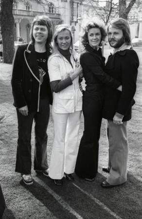 Vainqueur du Concours Eurovision de la chanson 1974 avec Waterloo, ABBA connaît un immense succès mondial durant la période disco (de gauche à droite, Bjorn (29 ans), Agnetha (24 ans), Anni-Frid (29 ans) et Benny (28 ans).