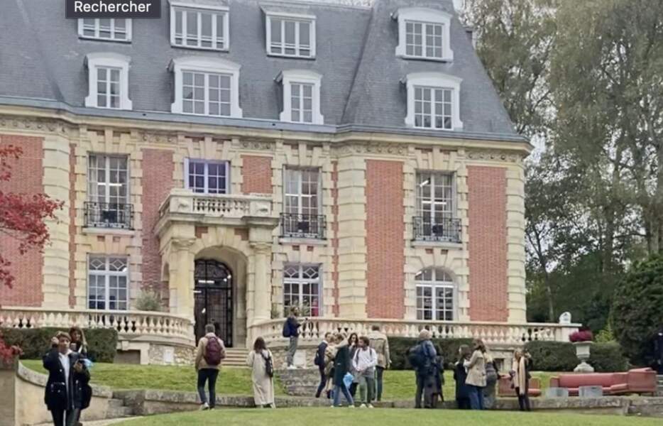 La rénovation du château de Dammarie-les-Lys a été effectuée en 2018 pour accueillir les candidats de la saison 10. Le propriétaire aurait dépensé  600 000 euros. 