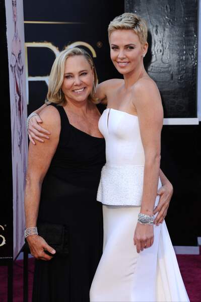 Gerda Theron et sa fille Charlize Theron lors de la 85e cérémonie des Oscars au Dolby Theatre à Los Angeles, en 2013.