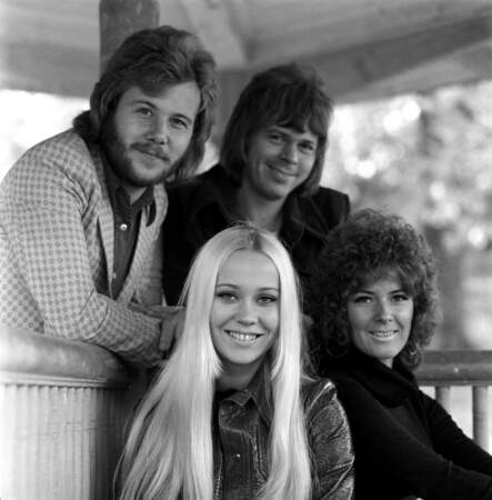 ABBA est un groupe de pop suédois fondé à Stockholm le 1er novembre 1971. Le groupe est originellement composé d'Agnetha Fältskog (à gauche, 21 ans), Benny Andersson (à gauche, 25 ans), Björn Ulvaeus (à droite, 26 ans) et Anni-Frid Lyngstad (à droite, 26 ans).