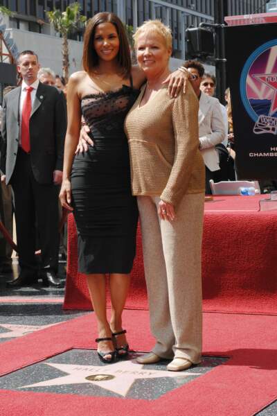 Judith Ann Hawkins (83 ans) et sa fille Halle Berry, qui reçoit une étoile sur le Hollywood Walk of Fame.