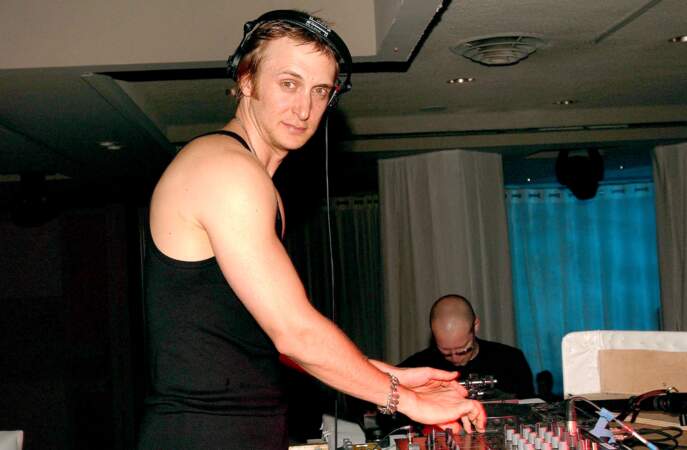 En 2004, David Guetta (37 ans) sort son deuxième album, Guetta Blaster, dans lequel figure le titre Money, la bande originale du film People. La même année, il dévoile en single un deuxième titre de cet album : The World Is Mine, qui atteint la 16e place du Top 50 en France