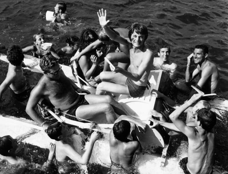 En 1964, Claude François (25 ans), interprète La Ferme du bonheur. L'été venu, il fait une tournée qui donne lieu à un film de Claude Vernick : L’été frénétique.