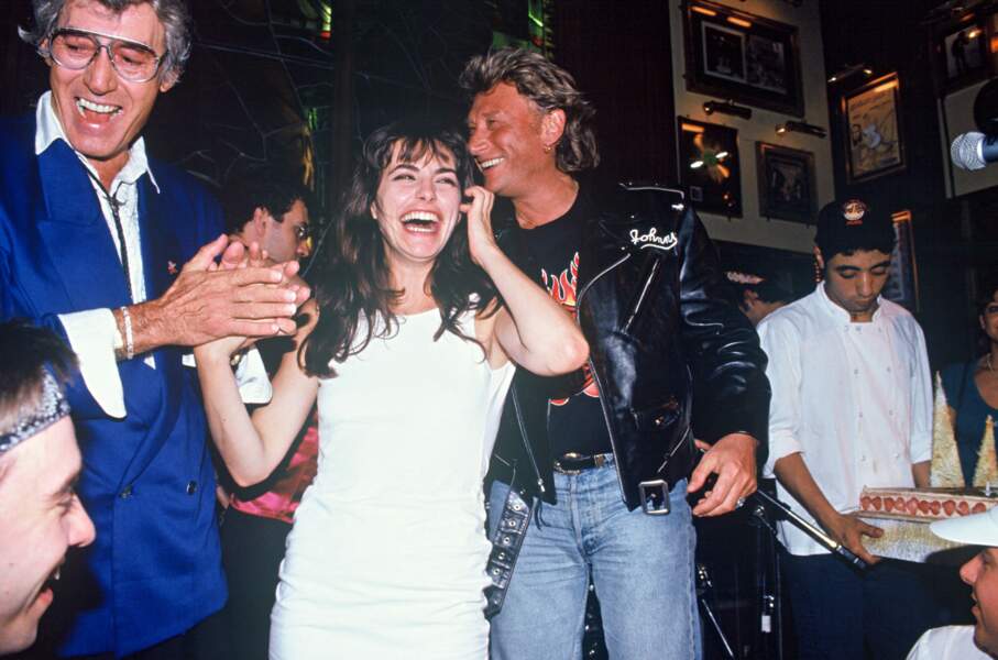 En 1992, la chanteuse Lio de 30 ans se produit au Hard Rock Café de Paris avec Johnny Hallyday