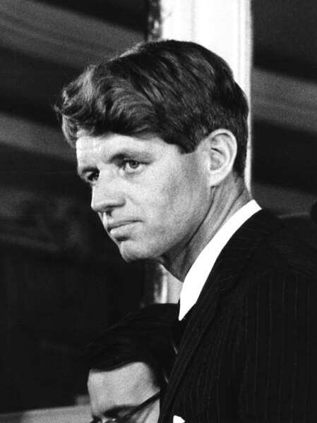 Le 5 juin 1968, presque trois ans après l'assassinat de JFK dans la cité texane, Robert Francis Kennedy, le petit frère du défunt président est à son tour assassiné par balle, à Los Angeles. Il était âgé de 43 ans. 