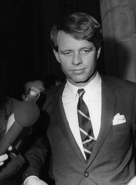 Robert F. Kennedy était aussi engagé en politique il a été procureur général des États-Unis. Il est, à cette époque, sénateur américain de l'État de New-York et en campagne pour les primaires démocrates en vue de l'élection présidentielle américaine de 1968.

