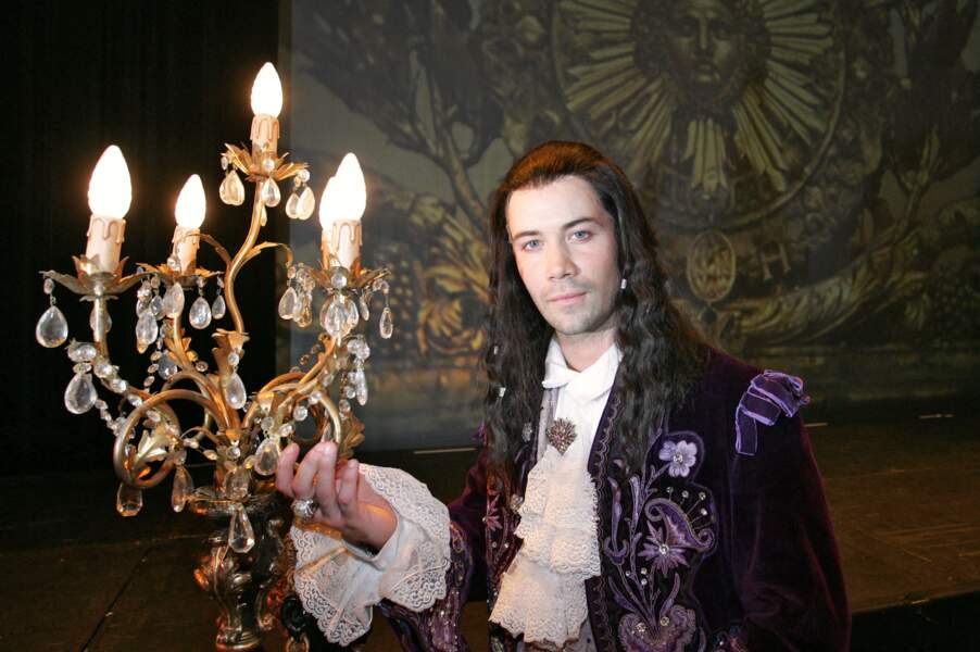 Emmanuel Moire jouait Louis XIV dans la comédie musicale Le Roi Soleil, il avait alors 26 ans.