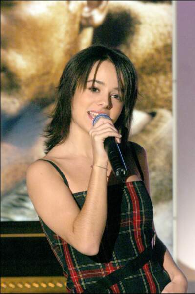 Au début de 2003, Alizée annonce son retour avec un look plus féminin et évoque son souhait de se détacher de l'image de lolita pour un album aux sonorités plus rock.