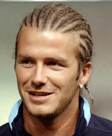 Après le mondial 2002, Beckham opte pour une nouvelle coupe, à quelques heures d'une rencontre face à l'Afrique du sud avec l'équipe d'Angleterre, en 2003 (28 ans).