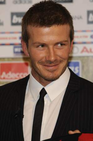 Le 26 mars 2008, Beckham (33 ans) rentre dans la légende du football anglais en dépassant le cap des 100 sélections en équipe nationale, en match amical contre la France au Stade de France.