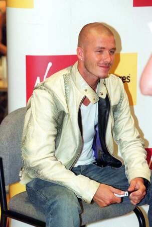 Lors de la saison 2000-2001, Beckham reçoit le brassard de capitaine de l'équipe anglaise contre l'Italie. En 2000, David Beckham à 25 ans.