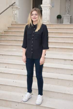 Louane en chemise noire et jean skinny en 2014