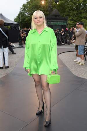 Louane en maxi chemise vert néon en 2022