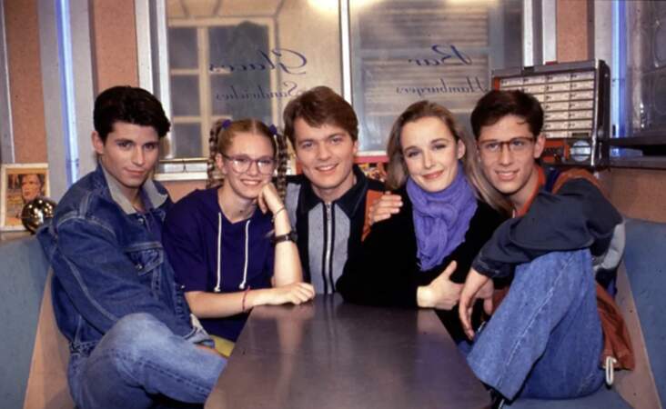 Premiers baisers, sitcom made in France, racontait les années lycées de Justine et de sa petite bande 