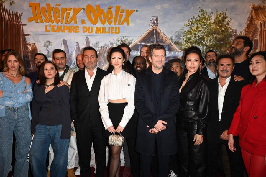 Toute l'équipe du film lors de la première du film Astérix et Obélix "L'Empire du Milieu" au cinéma Le Grand Rex à Paris
