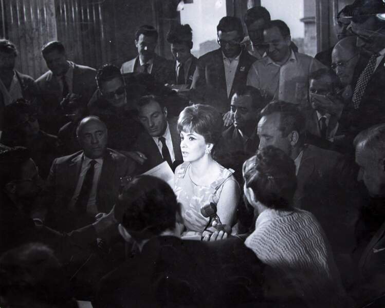 Gina Lollobrigida durant le Film Festival de Moscou en Russie en 1954, deux ans après son premier grand rôle dans Fanfan la Tulipe. Elle avait 27 ans