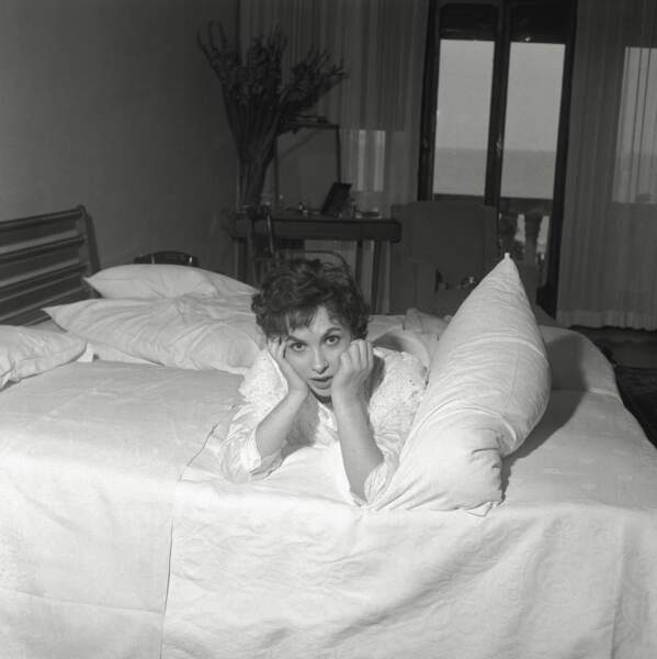 En 1957, Gina Lollobrigida confortablement installée sur le lit de son hôtel durant le 17eme International Film Festival de Venise. Un an avant de donner naissance à son fils Milko Skofic Jr. Elle avait 29 ans
