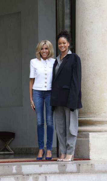 Brigitte Macron en jean skinny aux côtés de Rihanna en 2017