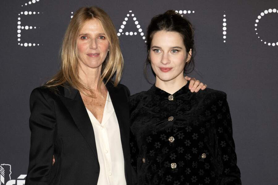 Rebecca Marder pose aux côtés de Sandrine Kiberlain à la soirée des révélations des César. Elle a été nommée pour son travail dans Une jeune fille qui va bien.