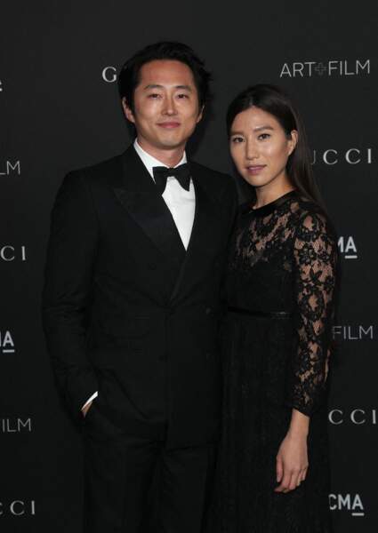Steven Yeun alias Glenn Rhee dans la série The Walking Dead a épousé sa chérie Joana Pak à Los Angeles samedi 3 décembre 2016. L'année suivante, ils ont accueilli un petit garçon.
