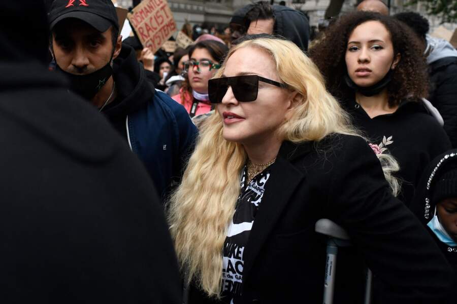 En 2020, Madonna (62 ans) participe à une manifestation à Londres lors du mouvement Black Lives Matter en hommage à George Floyd et contre les violences policières.