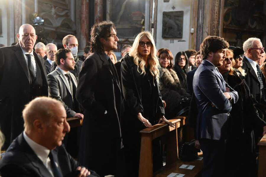 Seuls la famille et les amis étaient présents à la cérémonie religieuse. Tiziana Rocca et son mari Giulio Base étaient présents pour lui rendre hommage.