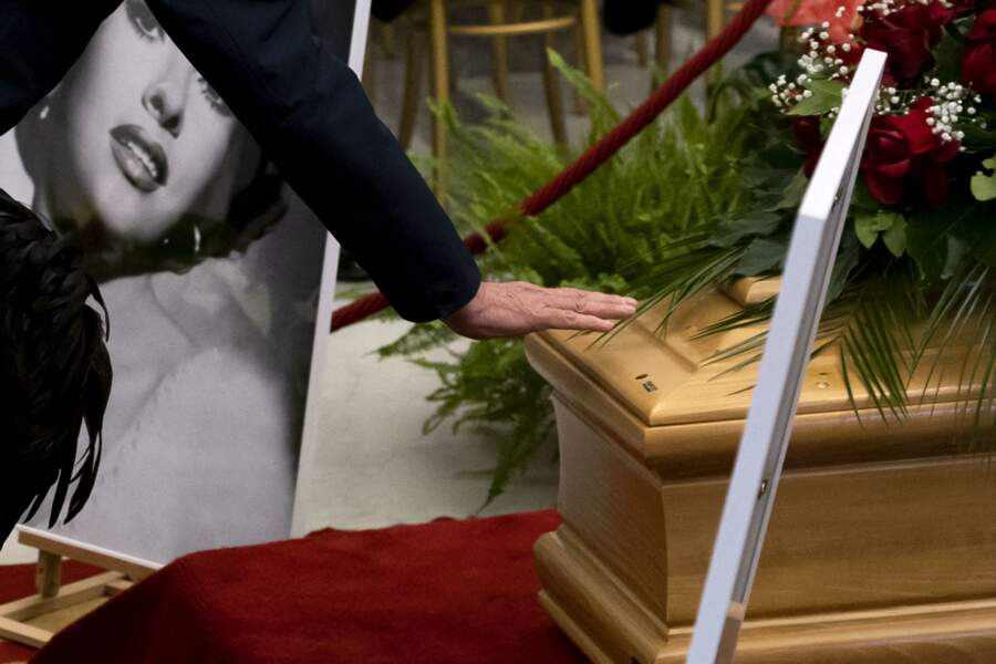 Une dernière main déposée sur son cercueil afin de lui transmettre gratitude et chaleur.