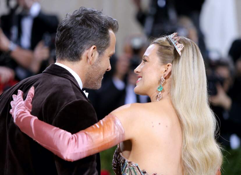 C'est en 2011, sur le tournage du film Green Lantern que Blake Lively et Ryan Reynolds se rencontrent. Tout juste divorcé de l'actrice Scarlett Johansson, l'acteur tombe sous le charme de la jolie Californienne. Très vite, les deux acteurs officialisent leur amour. Depuis, c'est un des couples mythiques de stars.