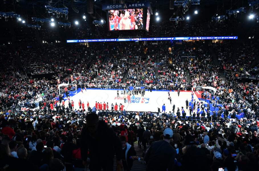 Le 19 janvier 2023, les Chicago Bulls affrontaient les Detroit Pistons lors du NBA Paris Game 2023 qui se déroulait à l'Accor Arena de Paris. 
Que ce soit dans le monde du basket, des footballeurs, des chanteurs ou des influenceurs, découvrez les stars présentes à l'événement.