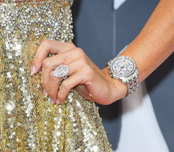 La bague de fiançailles de Paris Hilton offerte par Chris Zylka pèse 20 carats et est ornée d'un énorme diamant taille poire
