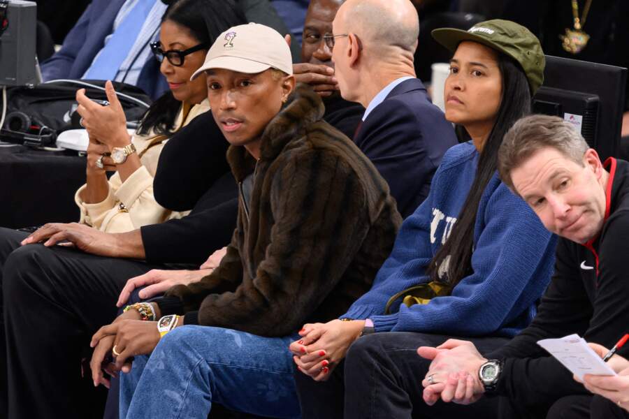 Le chanteur Pharrell Williams et sa femme Helen Lasichanh avaient une place de choix pour assister au match de basket.