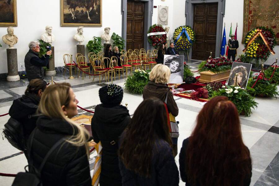 De nombreuses fleurs ont été déposées devant le cercueil de l’actrice Gina Lollobrigida exposé au Palais sénatorial de Rome, le 18 janvier 2023.