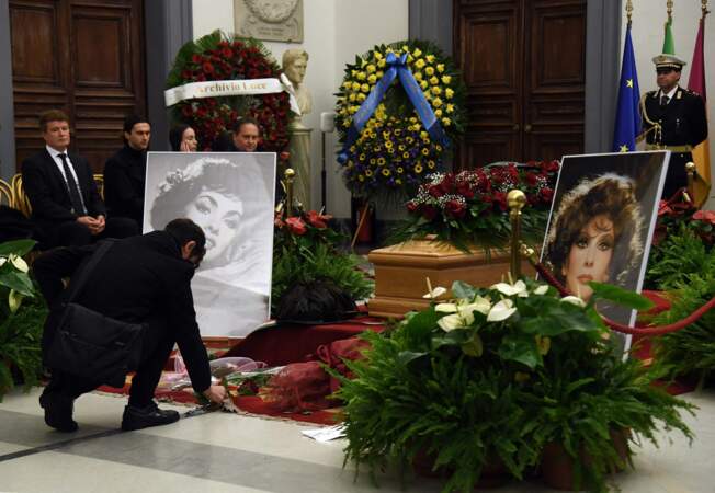 Son cercueil était exposé entre deux grands portraits de l'ancienne sex-symbol.