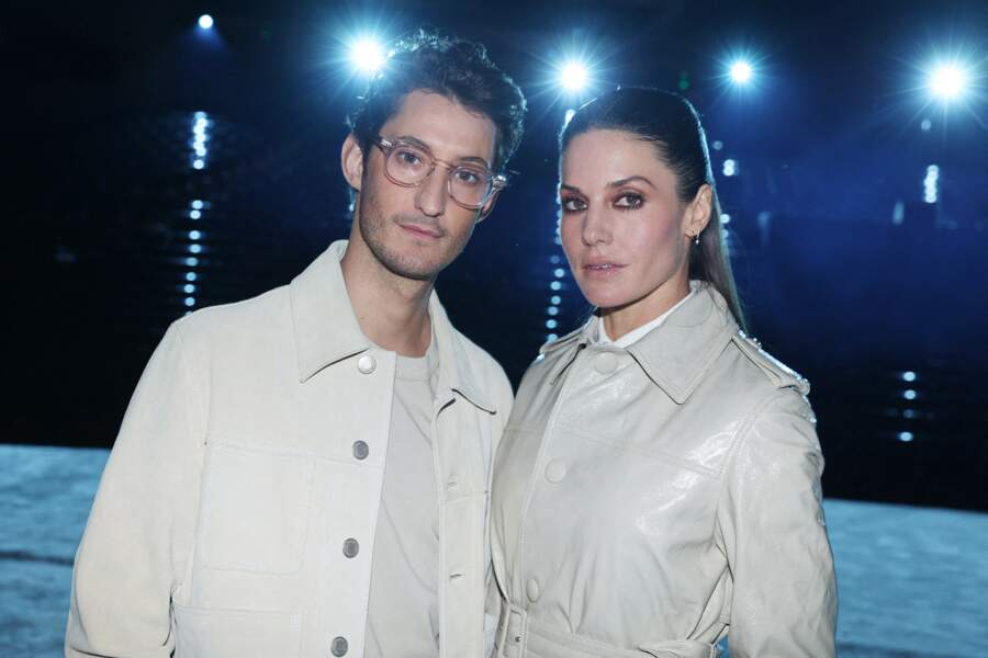 L'acteur Pierre Niney et sa compagne Natasha Andrews au défilé "Ami" automne hiver 2023.