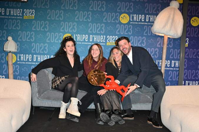 Virginie Fortin, Miryam Bouchard, India Desjardins et François Arnaud posent avec le prix coup de coeur du jury pour le film 26 décembre
