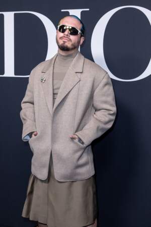 Le chanteur J Balvin a osé la jupe pour assister au défilé Dior du 20 janvier 2023.