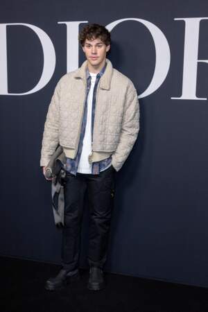 Noah Beck, youtubeur et tiktokeur américain, était lui aussi invité au photocall du défilé Dior.