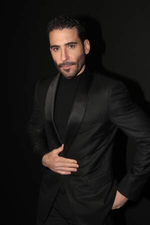 Miguel Angel Silvestre, l'une des stars de la série Sky Rojo sur Netflix, était vêtu d'un très élégant smoking noir.