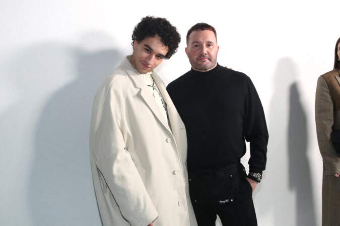 Khalil Ben Gharbia et Kim Jones posent backstage après le défilé Dior.
