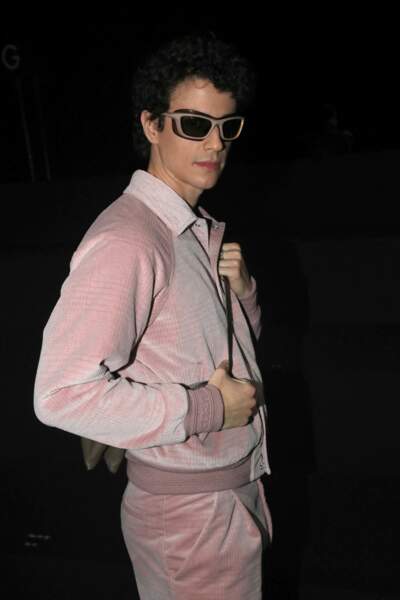 L'acteur et chanteur canadien Adam DiMarco arborait une belle tenue lors du défilé Dior Homme de la Fashion Week.