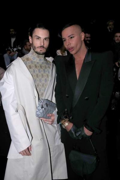 Baptiste Giabiconi et Olivier Rousteing prennent la pose ensemble au défilé Dior lors de la Fashion Week Homme automne-hiver 2023/24 de Paris.
