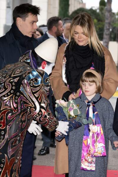 La fille du prince Albert, Gabriella de Monaco se fait offrir un bouquet de fleurs par un clown
