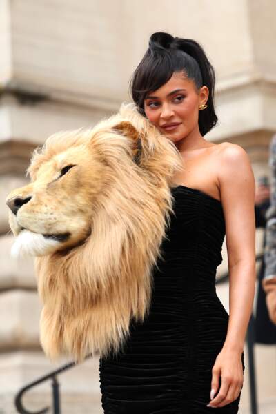 Kylie Jenner en robe à tête de lion au défilé Schiaparelli