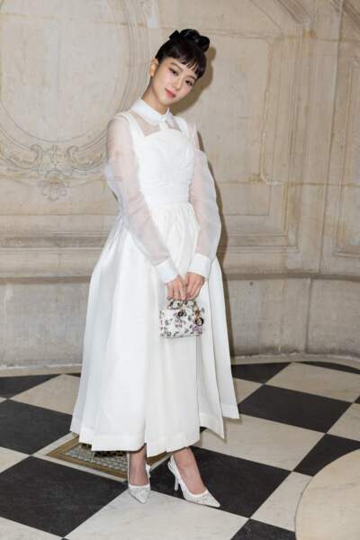 Jisoo en robe blanche au défilé haute couture Dior