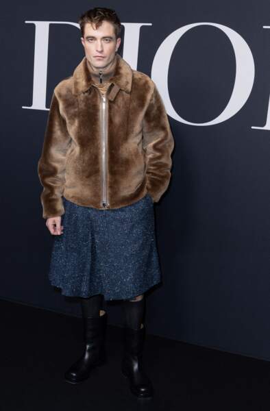 Robert Pattinson en jupe à paillettes et bottes au défilé Dior